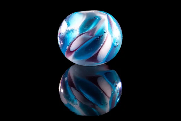 透明的蓝色和白色玻璃珠 — 图库照片