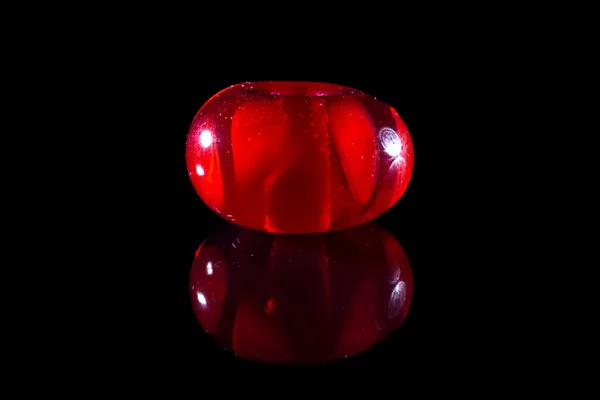 透明红玻珠与反射 — 图库照片