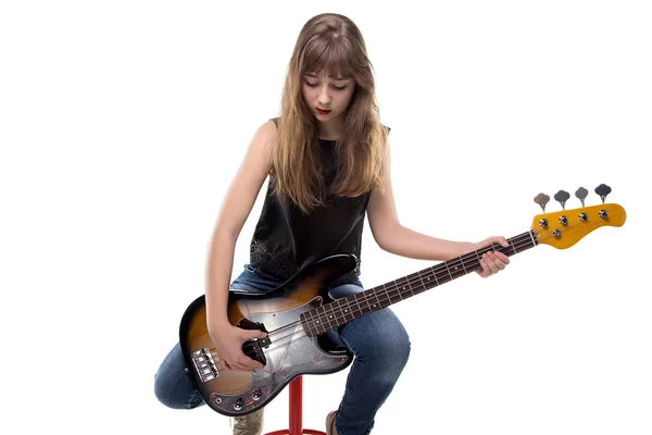 Adolescent assis avec guitare et tête baissée — Photo