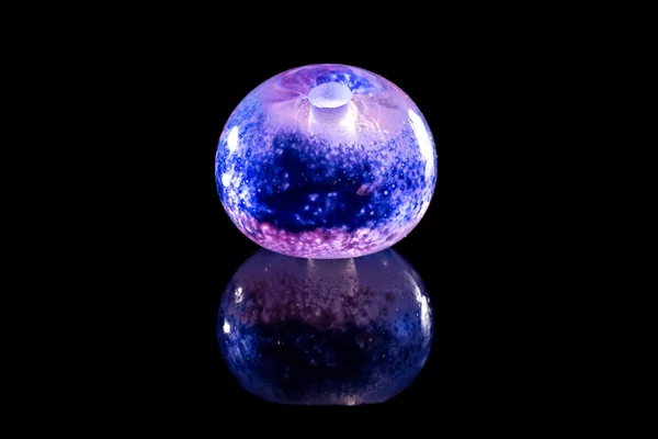 Прозрачный фиолетовый стеклянный шарик — стоковое фото