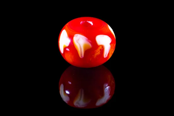 透明的白色和红色玻璃珠 — 图库照片