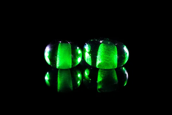 Прозрачные зеленые стеклянные бусины — стоковое фото