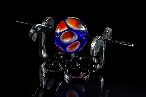 Red and blue glass bead on stand — Stock Photo, Image