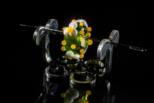 白菊花上站绿色玻璃珠 — 图库照片