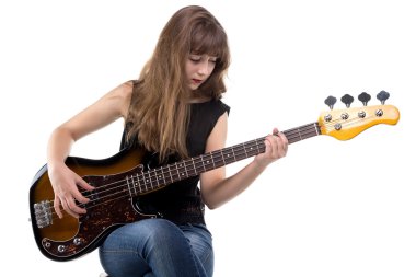 Gitar çalmaya üzgün genç kız