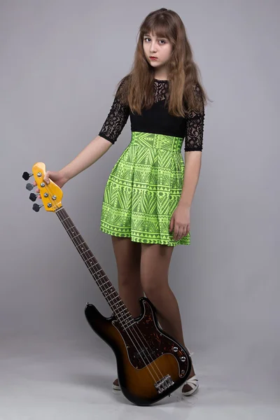 Menina tenage bonito no vestido com guitarra — Fotografia de Stock