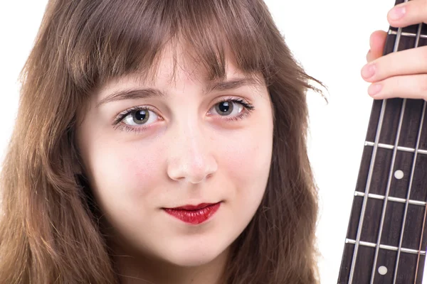 Sorridente ragazza adolescente e un basso chitarra — Foto Stock