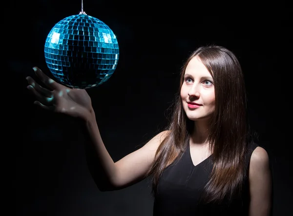 Giovane donna toccando disco ball — Foto Stock