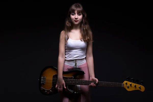 Ragazza adolescente in ombra che tiene la chitarra — Foto Stock