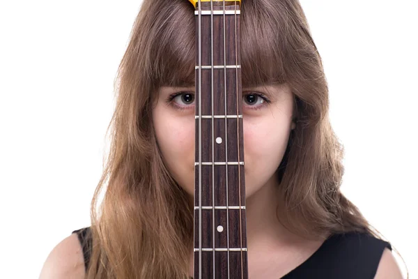 Teenager-Mädchen hinter Gitarre versteckt — Stockfoto