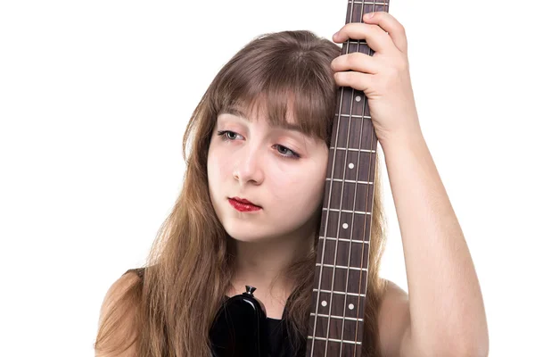 Trauriges Teenager-Mädchen, das eine Gitarre in der Hand hält und nach oben schaut — Stockfoto
