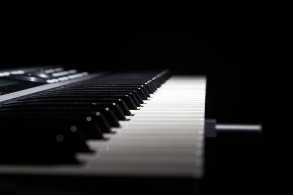 在阴影中的钢琴键 — 图库照片