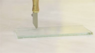 Beyaz arkaplanda cam kesici