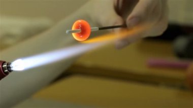 Cam boncuk atölyede, dördüncü video üreten