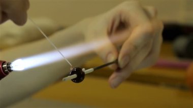 Cam boncuk atölyede, altıncı video üreten