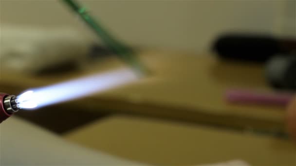 Production de perles de verre en atelier, première vidéo 