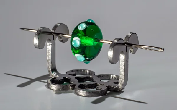 Grön transparent glas pärla på nålen — Stockfoto