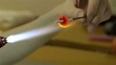 Cam boncuk atölyede, dokuzuncu video üreten