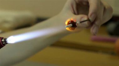Cam boncuk atölyede, onikinci video üreten