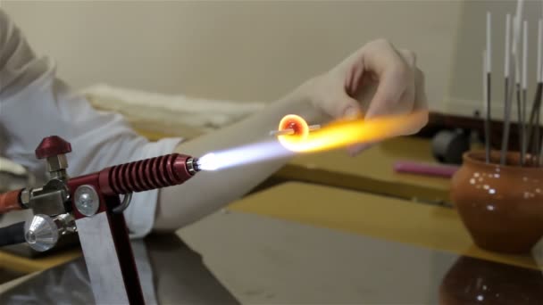 Виробництво скляного бісеру та газового запальнички — стокове відео
