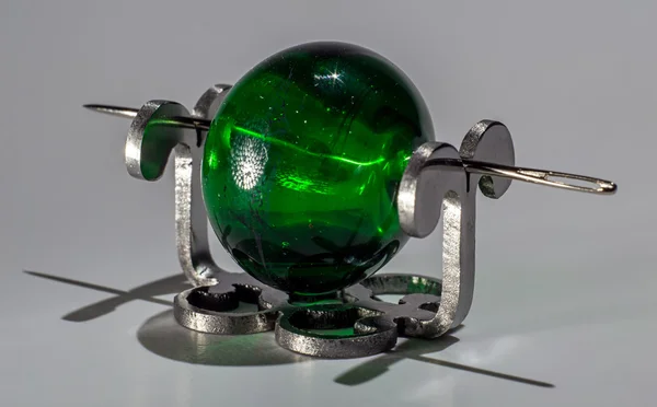 Gröna tydligt glasartad pärla på nålen — Stockfoto