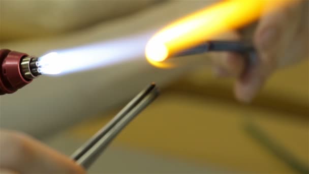 Glas stick, gasbrander en pincet — Stockvideo