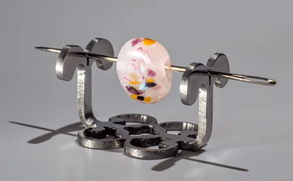 Perla de cristal rosa en la aguja —  Fotos de Stock