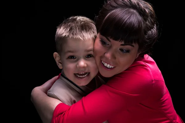 Leende kramar kvinnan och pojken — Stockfoto
