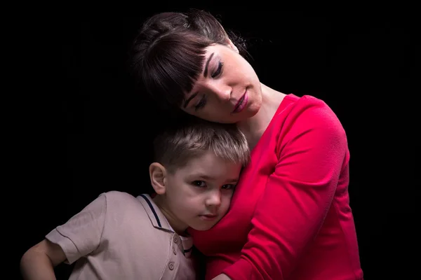 Morena mãe e filho pequeno — Fotografia de Stock