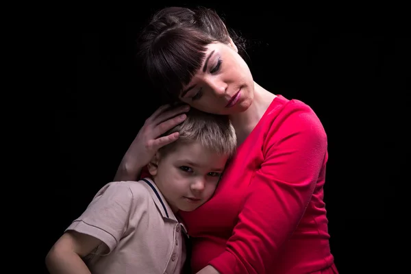 Suave abrazo madre e hijo pequeño —  Fotos de Stock