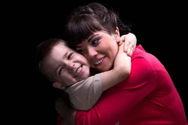 Feliz abraço mulher e menino — Fotografia de Stock