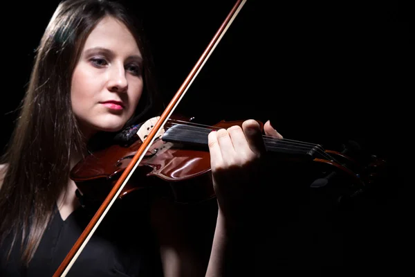 Mulher séria tocando violino — Fotografia de Stock