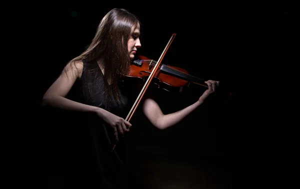Junge Frau spielt auf Geige — Stockfoto