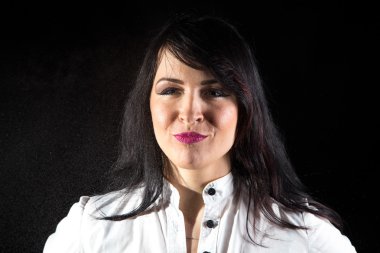 Gülümseyen gölgelerde tombul kadın