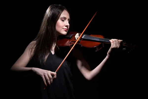 Lächelnde Frau, die auf Geige spielt — Stockfoto