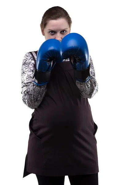 妊娠中の若い女性とボクシング グローブ — ストック写真