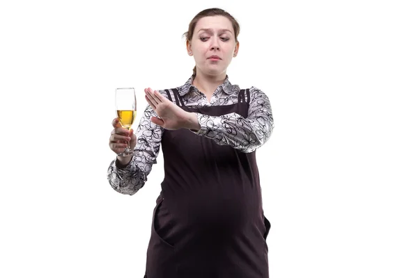 Těhotná žena při pohledu na alkohol — Stock fotografie