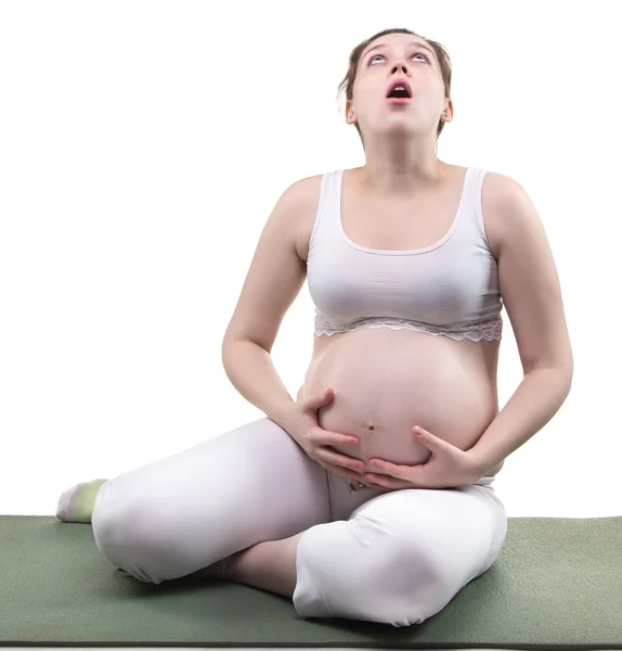 Mujer sentada embarazada mirando hacia arriba — Foto de Stock