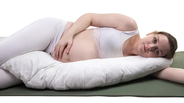 Беременная спящая женщина с подушкой — стоковое фото