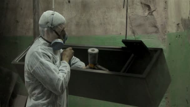 Hombre en traje de protección pintura con polvo — Vídeo de stock