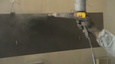 Beyazlı adam korumak takım elbise boyama toz