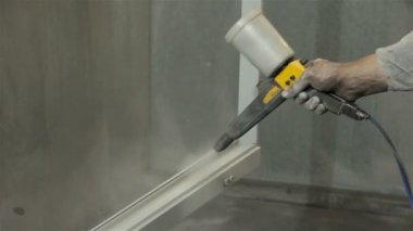 Erkekte korumak takım elbise boyama pencere tozu ile