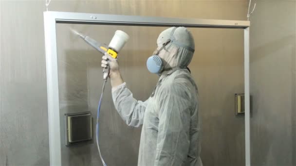 Hombre en blanco proteger pintura en polvo — Vídeos de Stock