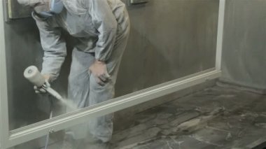 Beyazlı adam korumak Toz Boyama penceresiyle