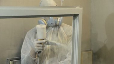 Erkekte korumak toz boya ile resim pencere