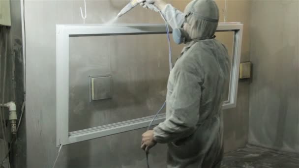 Arbetare i kostym målning fönster med pulver — Stockvideo