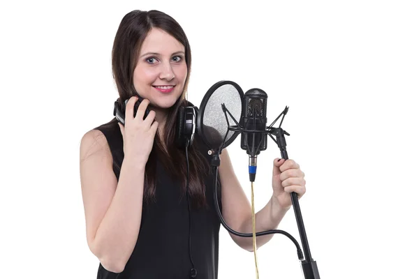 Brunetka dama w słuchawkach, nagrywanie wokalu — Zdjęcie stockowe