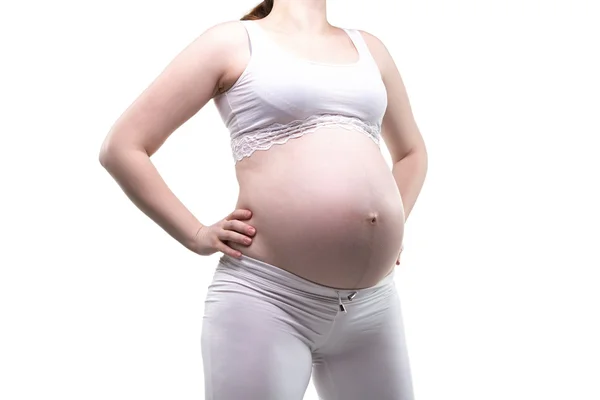 Femme enceinte avec les mains sur les hanches — Photo