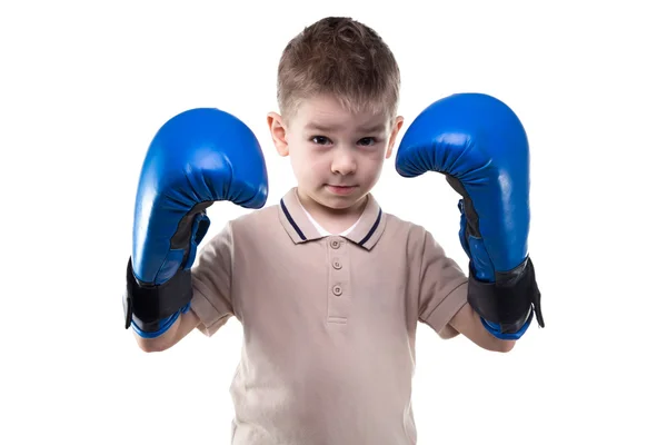 ボクシング グローブで深刻なかわいい男の子 — ストック写真
