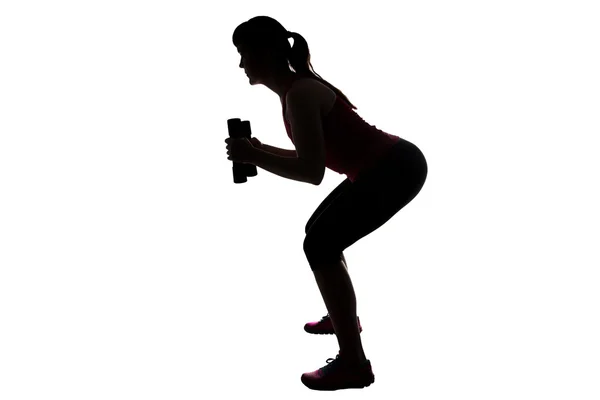 Силуэт спортивной женщины с гантелями — стоковое фото
